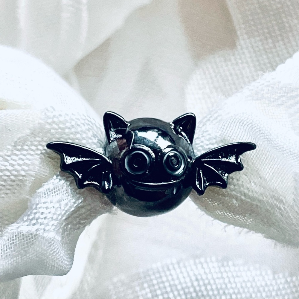 🦇 NWOT Bat Charm – Halloween ✨